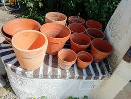 Diverse Pflanzentöpfe aus Ton in verschiedenen Grösse