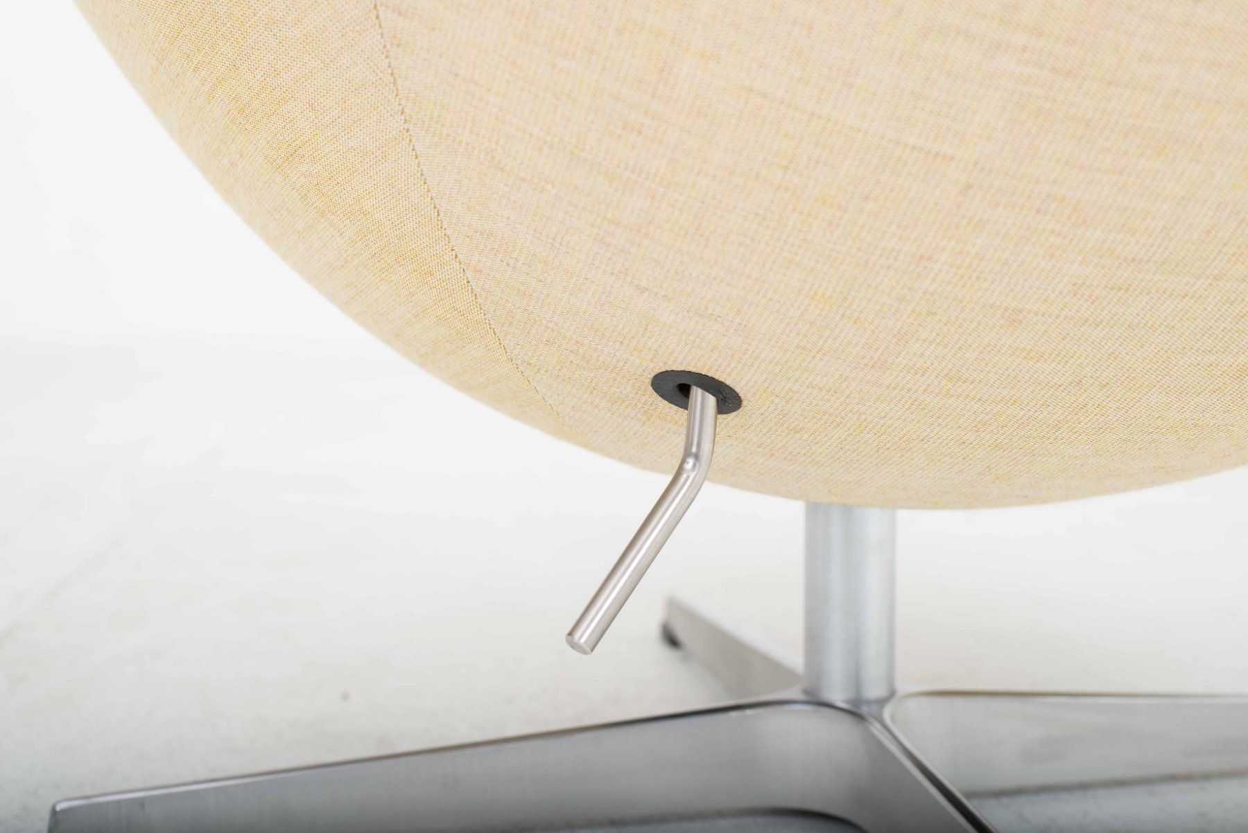 Fritz Hansen Poltrone: Fritz Hansen Egg Chair & Ottoman von Arne Jacobsen – Usato da Zürich venduto da STUZH38 5