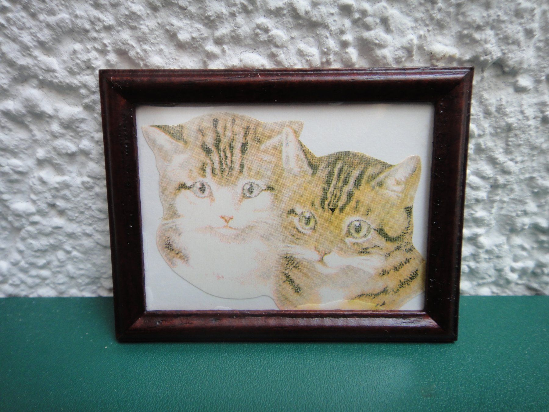 Case e mobili per bambole: Puppenhauszubehör, Bild mit 2 Katzen – Nuovo e nell'imballaggio originale da Detligen venduto da Crissie307