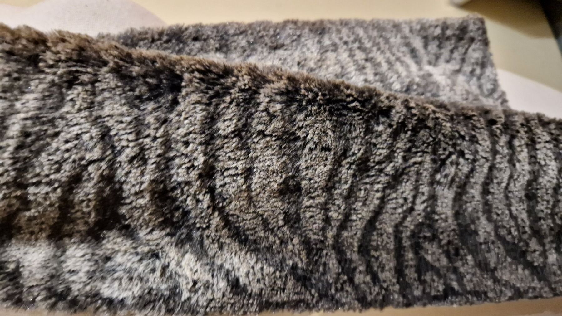 Foulard & Sciarpe: Grauer ultraweicher 'getigerter' Kunstfell-Schal – Usato da Oberengstringen venduto da Sheera7 1