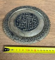 Dekorative antike Zierteller mit Kalligraphie, Metall, ca...