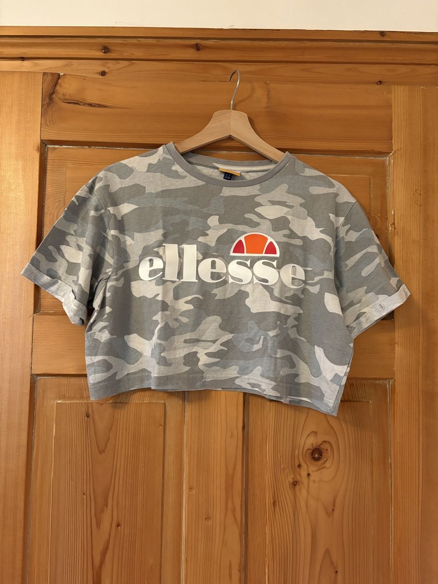Ellesse Top: Ellesse Crop Top, Tarnmuster, Grösse 38! – Usato da Frauenfeld venduto da lin_77m9