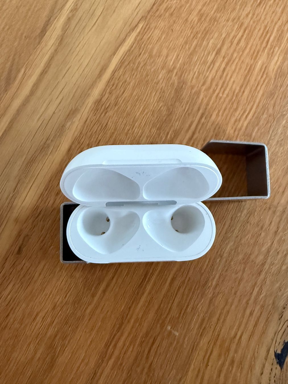 Apple Cuffie: APPLE AirPods 4 Charging Case – Usato da Lausanne venduto da Nine1982 1
