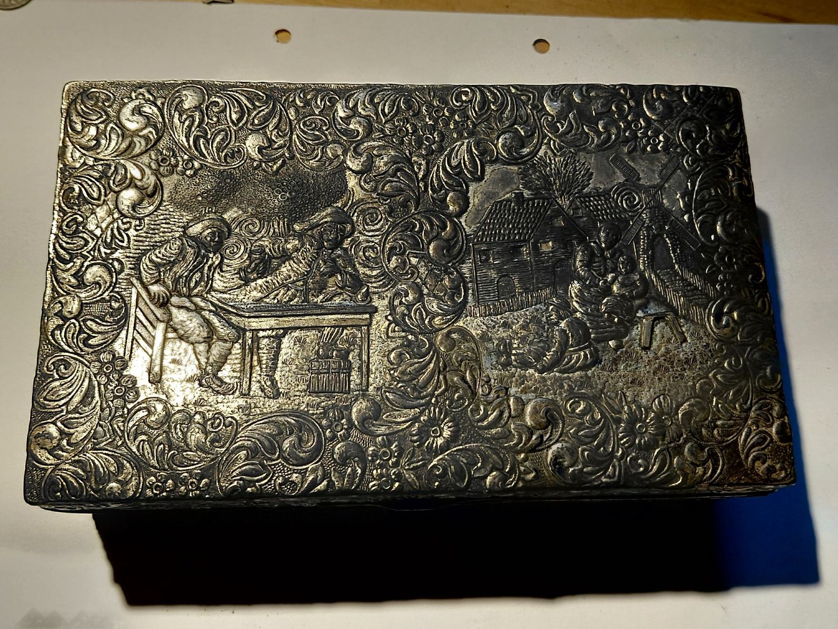 Tutte le decorazioni: Gebrauchte metallene Dose mit eingraphirtem Bild darauf – Difettoso da Gelterkinden venduto da martinom