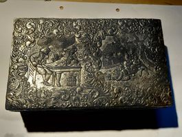 Gebrauchte metallene Dose mit eingraphirtem Bild darauf
