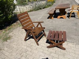 Holz-Gartenstuhl mit passendem Fusshocker – klappbar