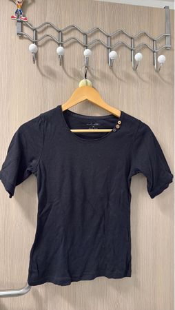 T-shirt manches 3/4 noir avec boutons décoratifs, taille s