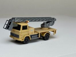 GB3- Wiking Mercedes 1317 Hubwagen beige