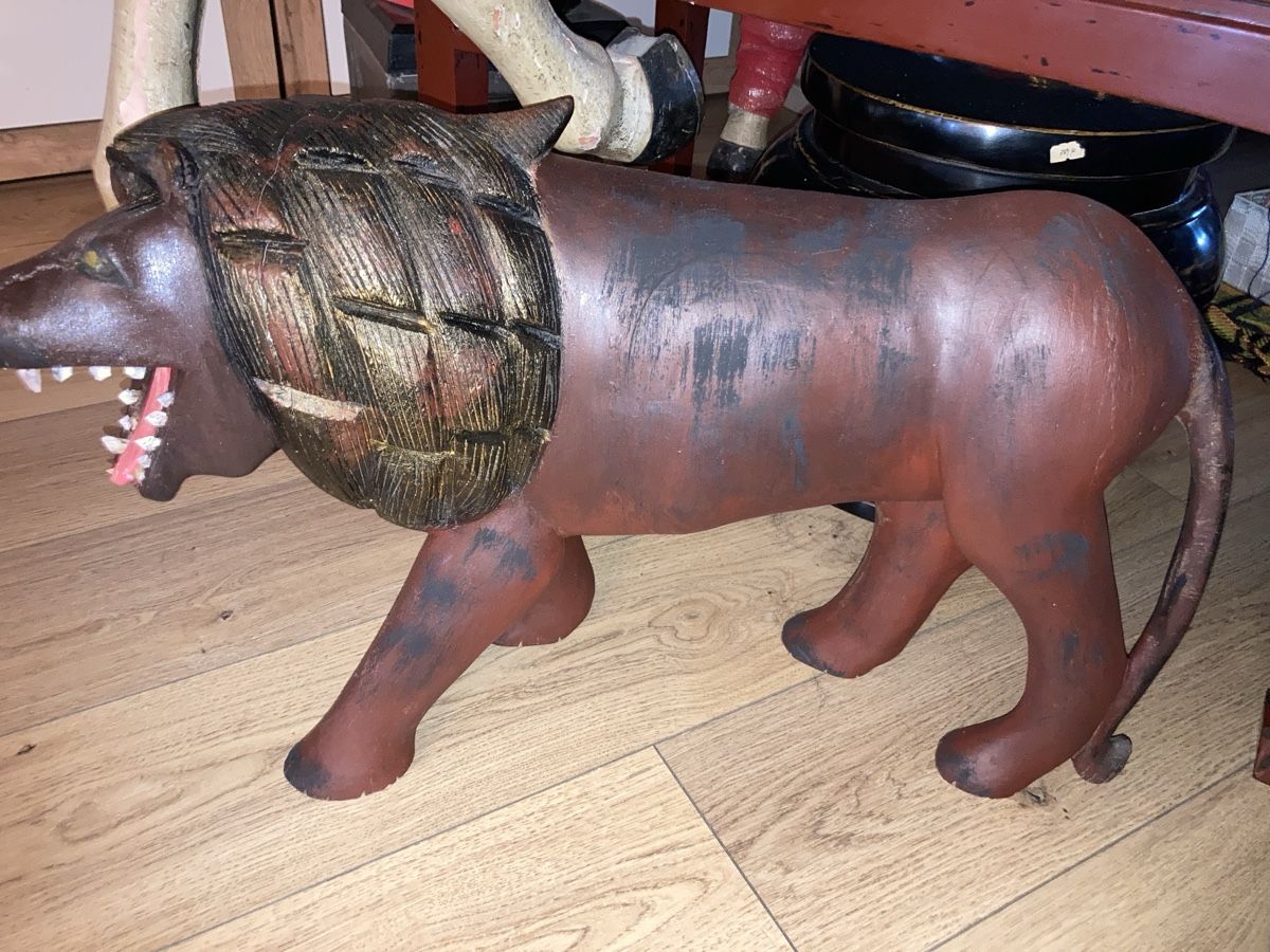 Skulpturen & Statuen: Grand lion en bois 80x40cm – Gebraucht aus Bursinel von SeveralLives