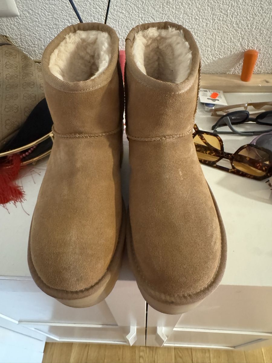 Ugg Chaussures femmes: UGG  – Neuf (Voir description) à Zuchwil par Sevval.D