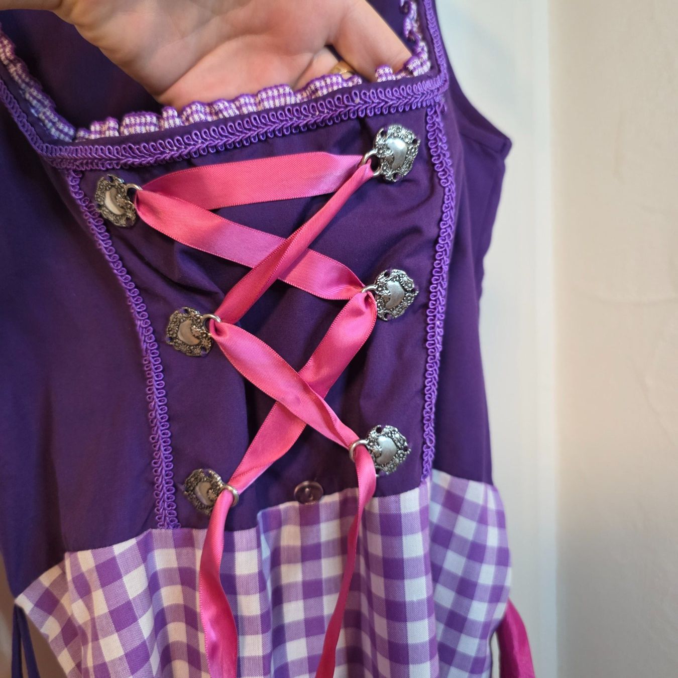 Costumi: Dirndl Gr. 38/40 lila-pink Konfetti Modelle – Usato da Wald ZH venduto da CapLux 6