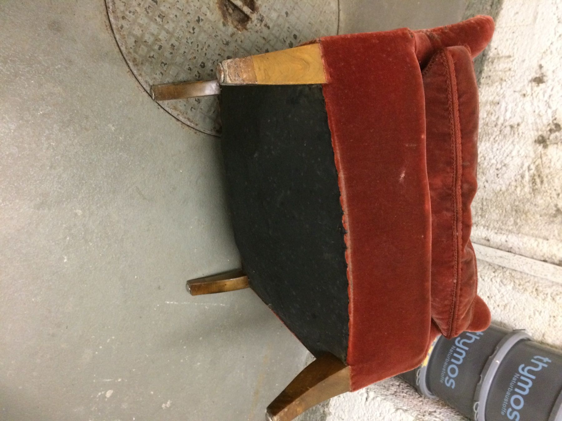 Sessel: Alter kleiner Polstersessel – Gebraucht aus Wila von  1