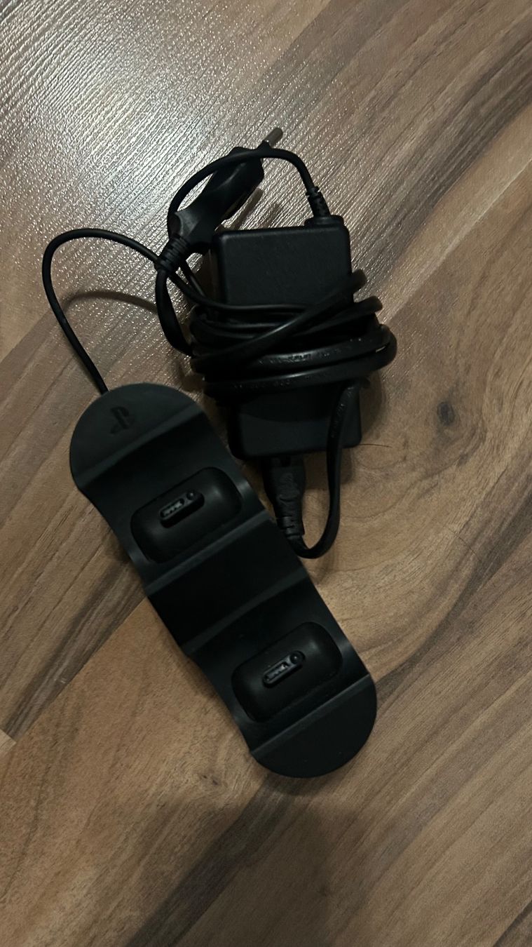 Sony Console: PS4 mit 3 Controllern und Ladestation – Usato da Oberurnen venduto da simgug 2