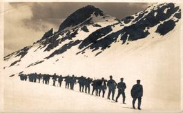 Soldaten beim Holztransport im Winter