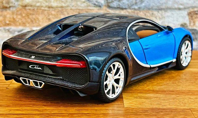 Bugatti Modellautos: Bugatti Chiron Modellauto 1/24 (blau) – Neu und originalverpackt aus Ettingen von SwissHellcat 2