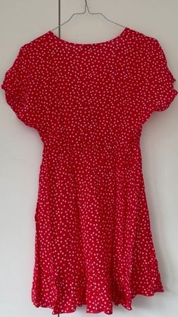 Rotes Minikleid mit Pünktchen, Subdued