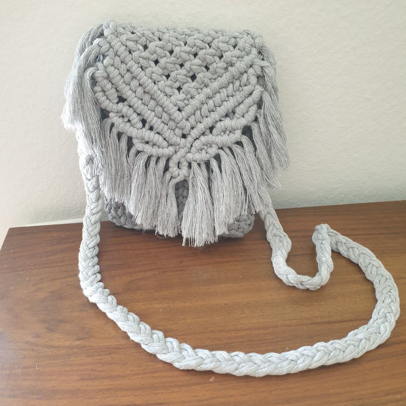 Borse da donna: Gehäkelte Makramee-Handtasche im Boho-Stil grau – Nuovo (secondo la descrizione) da Gelterkinden venduto da Macrameed 1