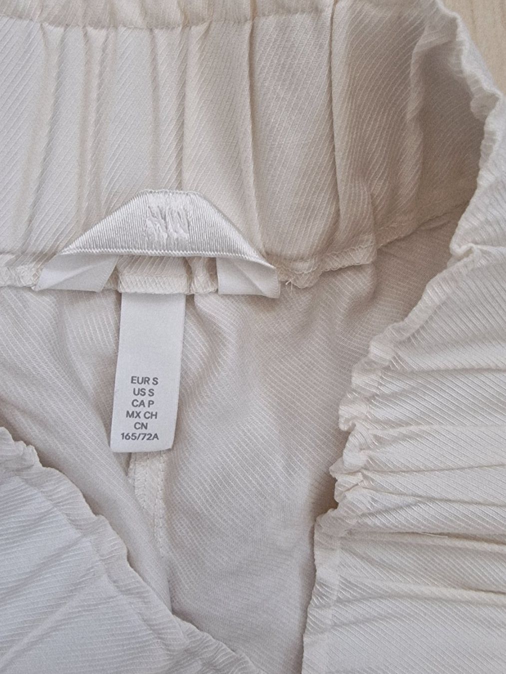 H&M Pantaloni: Damen Shorts H&M Gr. S Ivory – Usato da Hallau venduto da CHACLA 1
