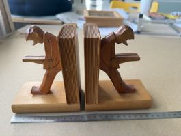 Geschnitzte Vintage-Buchstützen vermutlich 50/60er Jahre 