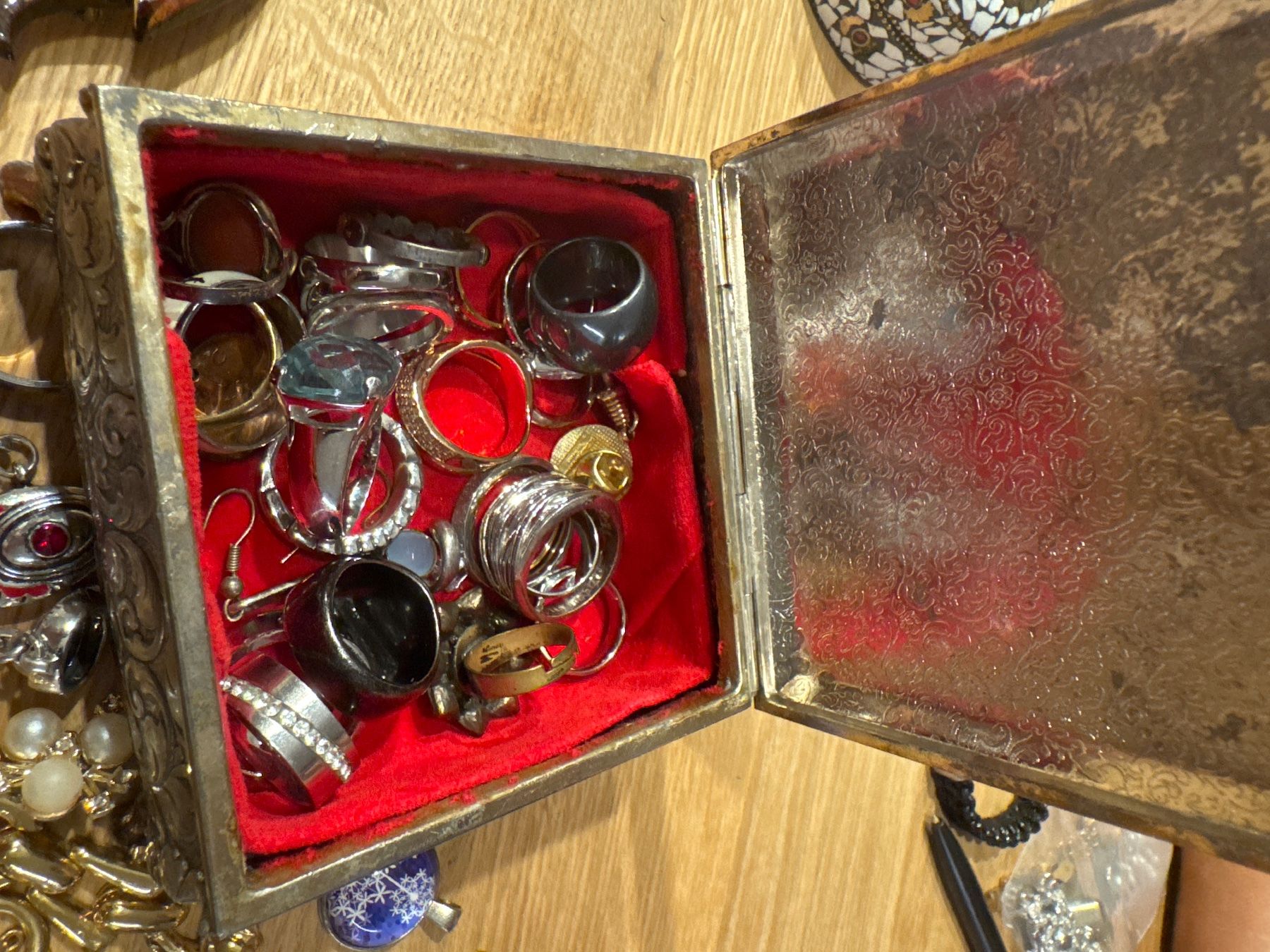 Altri gioielli: Modeschmuck Konvolut mit Schmuckdose gebraucht</div> – Usato da Widnau venduto da sab_m7hc 1