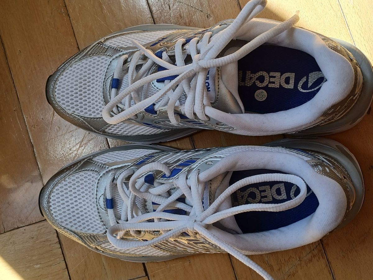 Decathlon Scarpe da uomo: Chaussures de course Decathlon blanches et bleues Taille 39 – Nuovo (secondo la descrizione) da La Chaux-de-Fonds venduto da offnoise 1