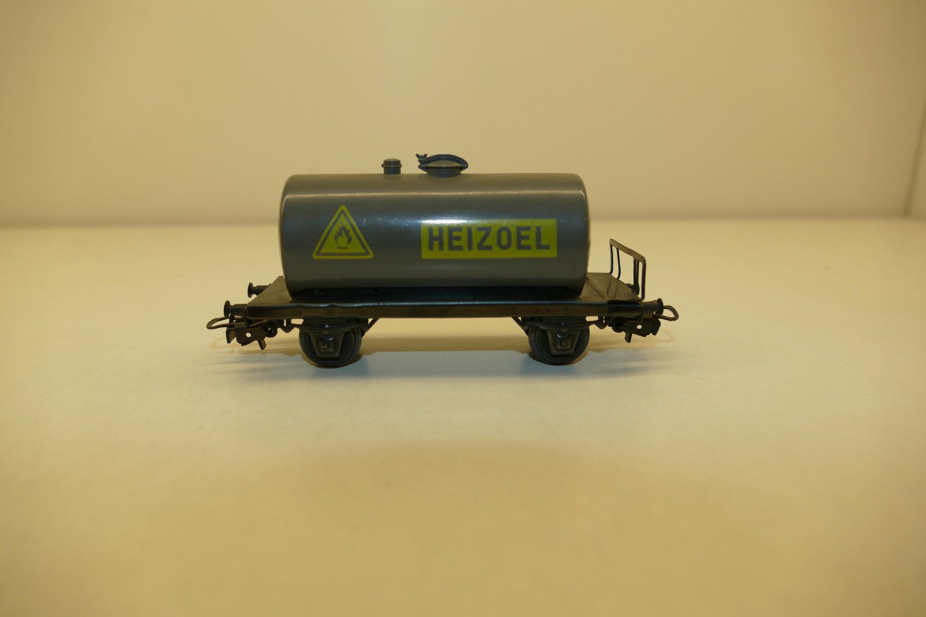 Märklin Modellini di ferrovie: Primex H0: Kesselwagen Heizoel – Usato da Niederhasli venduto da rail-duerst 1