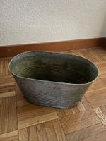 Blechschale für kleine Blumentöpfe