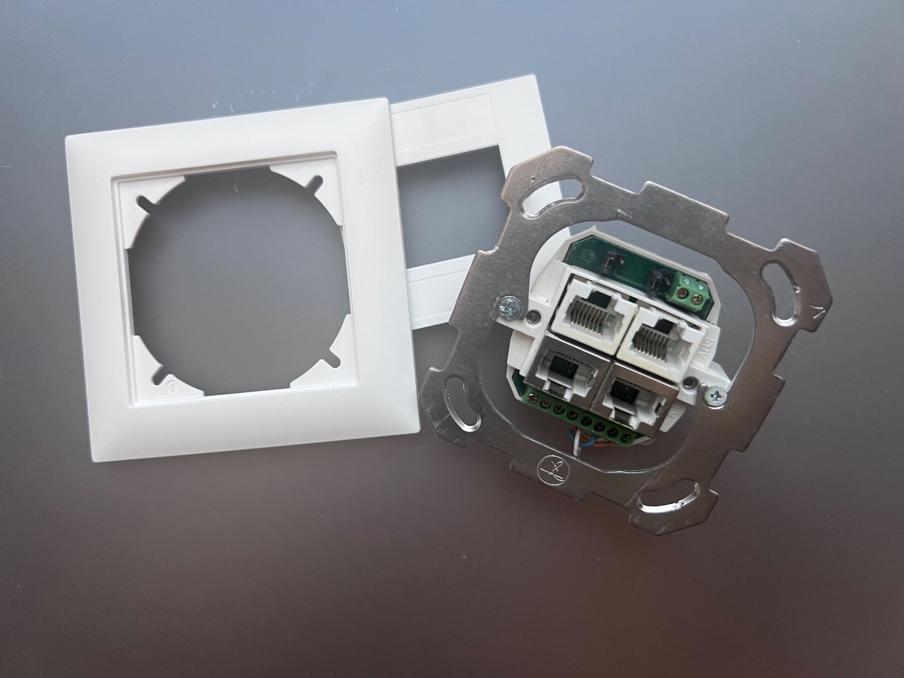 Feller Spine: Telefonsteckdose 4xRJ45 – Usato da Root venduto da Tech-Nick