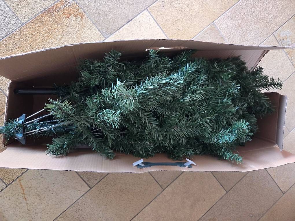 Toutes les décorations: Weihnachtsbaum künstlich Höhe 180cm – D'occasion à Goldach par ladybird75