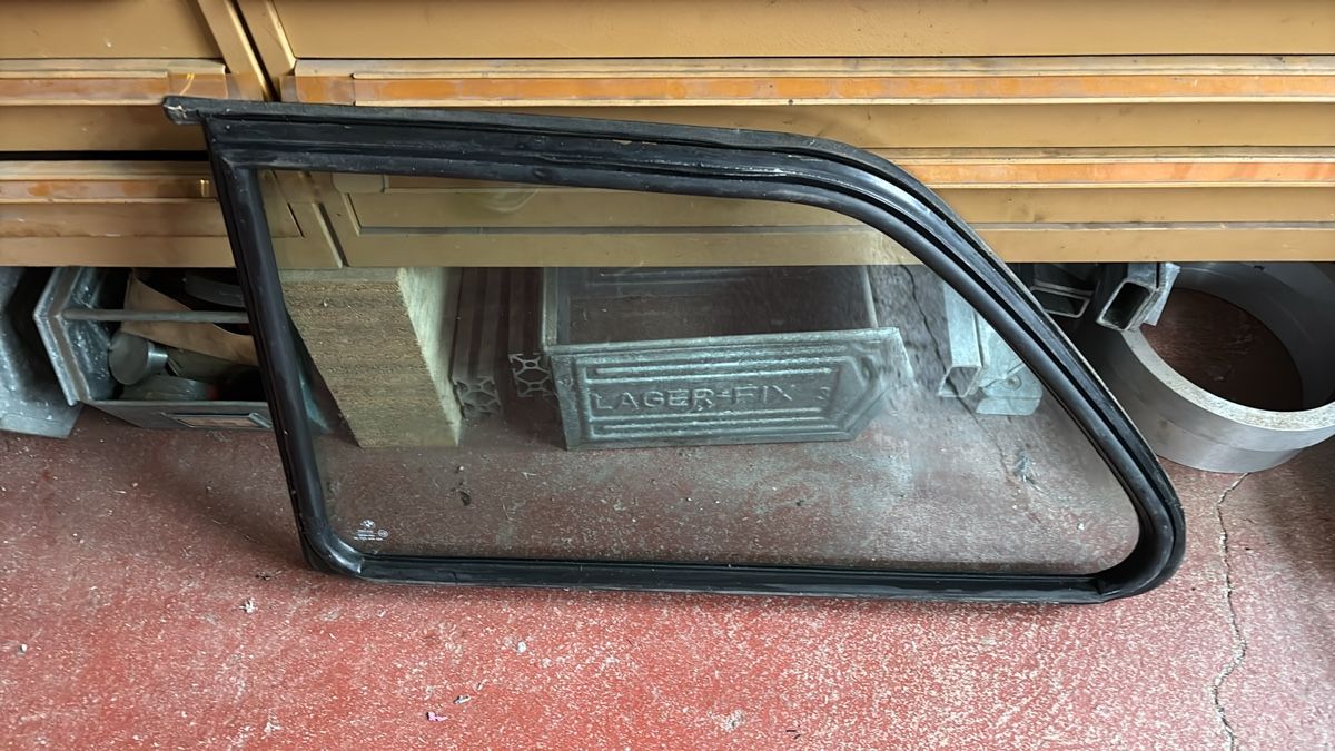 BMW Tutti pezzi di ricambio auto: Vitres arrières BMW E30 coupé – Usato da Montignez venduto da DCO81 2