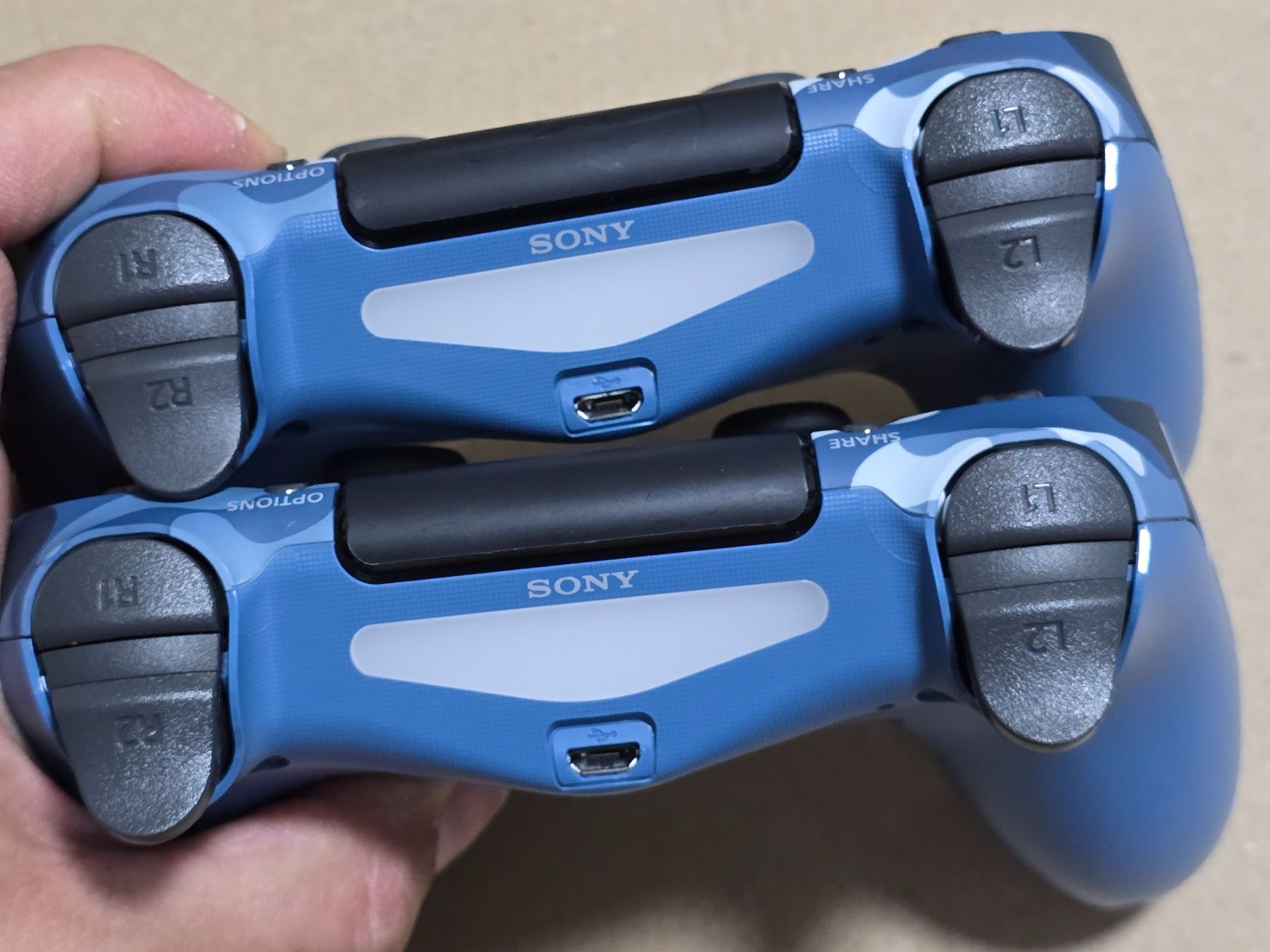 Sony Controller: 2×Original PS4 Dualshock Controller – Usato da Basel venduto da Honest 2