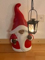 Dekorativer Weihnachtswichtel mit Laterne