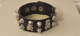 Lederarmband mit Metallnieten und Totenkopf-Dekor