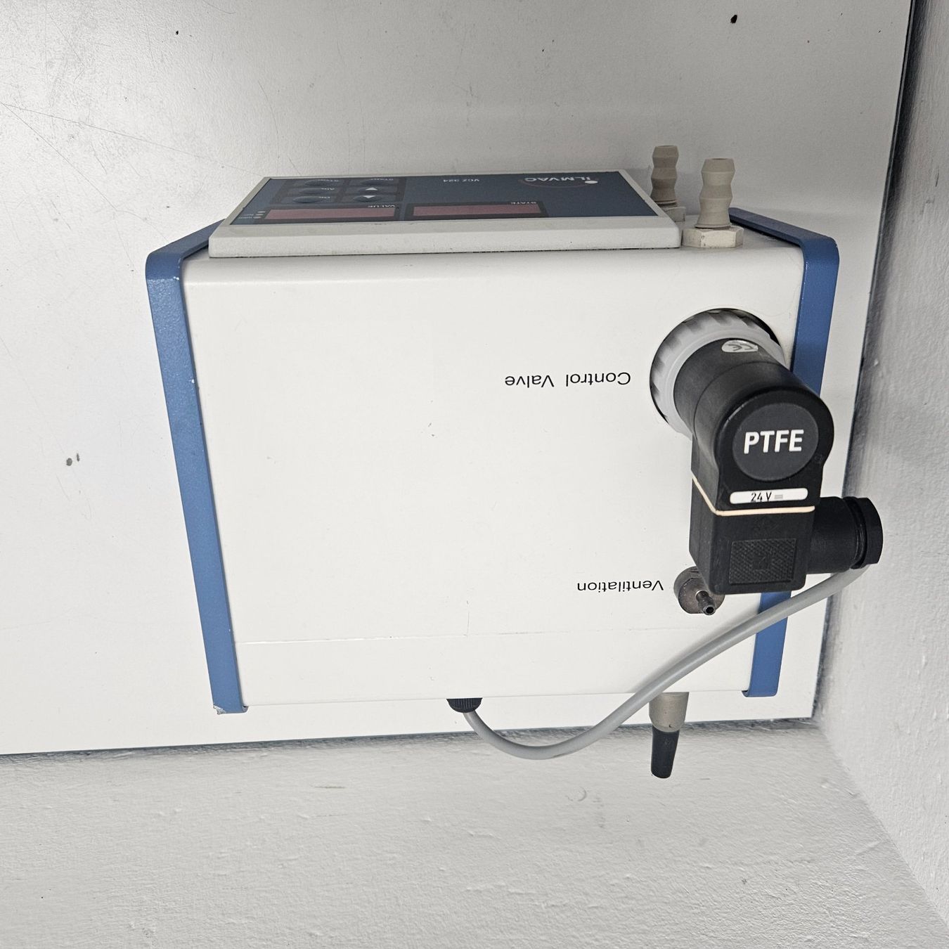 Accessori da laboratorio: ILMVAC VCZ 324 Vakuumcontroller – Usato da Niederdorf venduto da LeptonAG_Labor 2