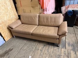 Ledersofa mit Hocker beige in gebrauchtem Zustand