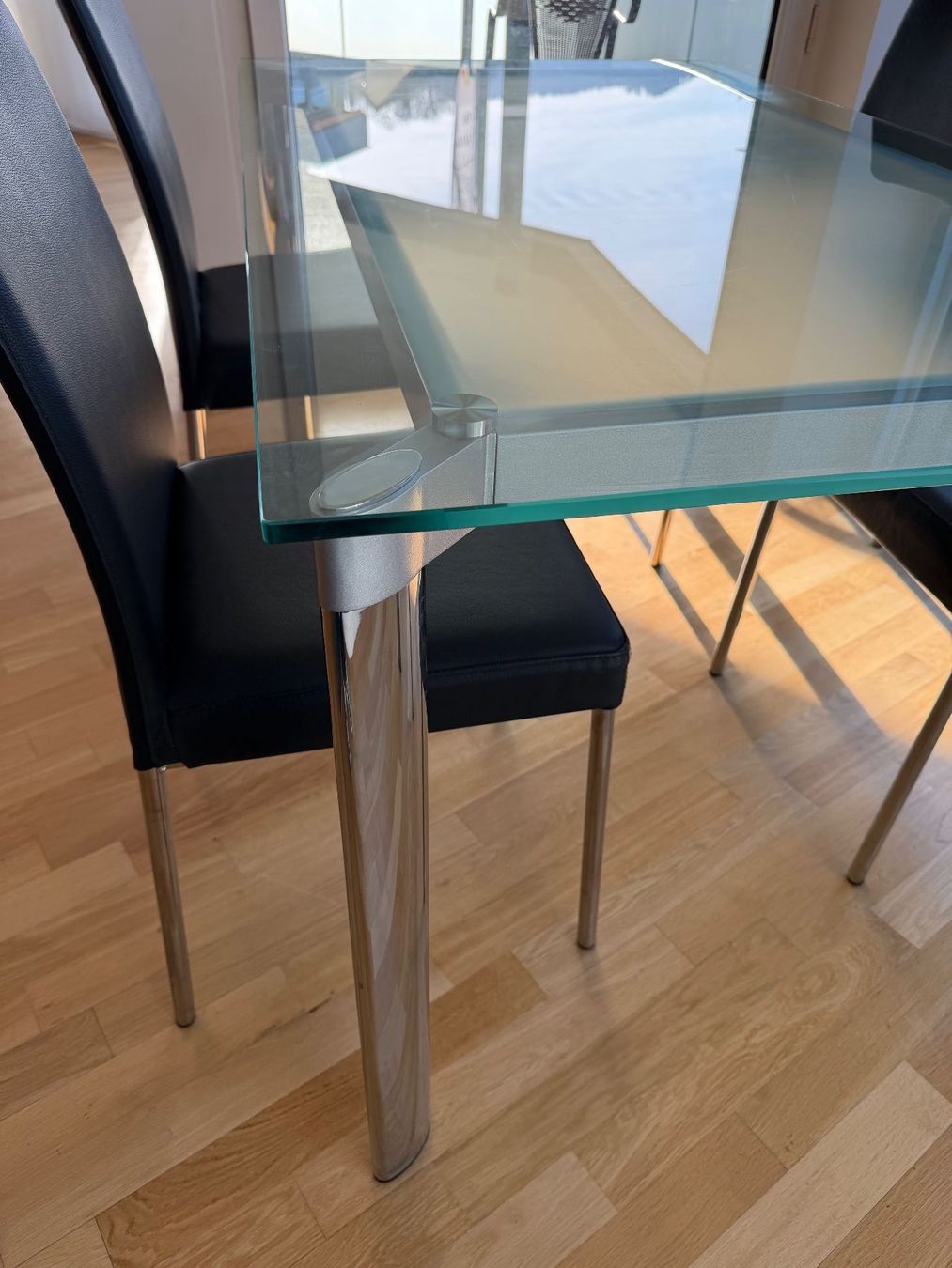 Set di tavolo e panche: Glastisch mit 4 Stühlen - wie neu – Usato da Bäch SZ venduto da Blansz 1