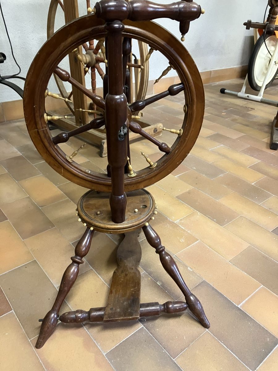 Rouets anciens: Antike Spinnräder – D'occasion à dietikon par Fisdirektor 3