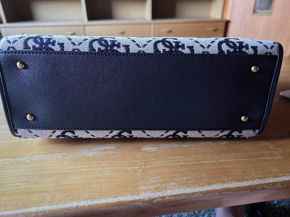 NEUE GUESS (Neu (gemäss Beschreibung)) in Steinerberg für