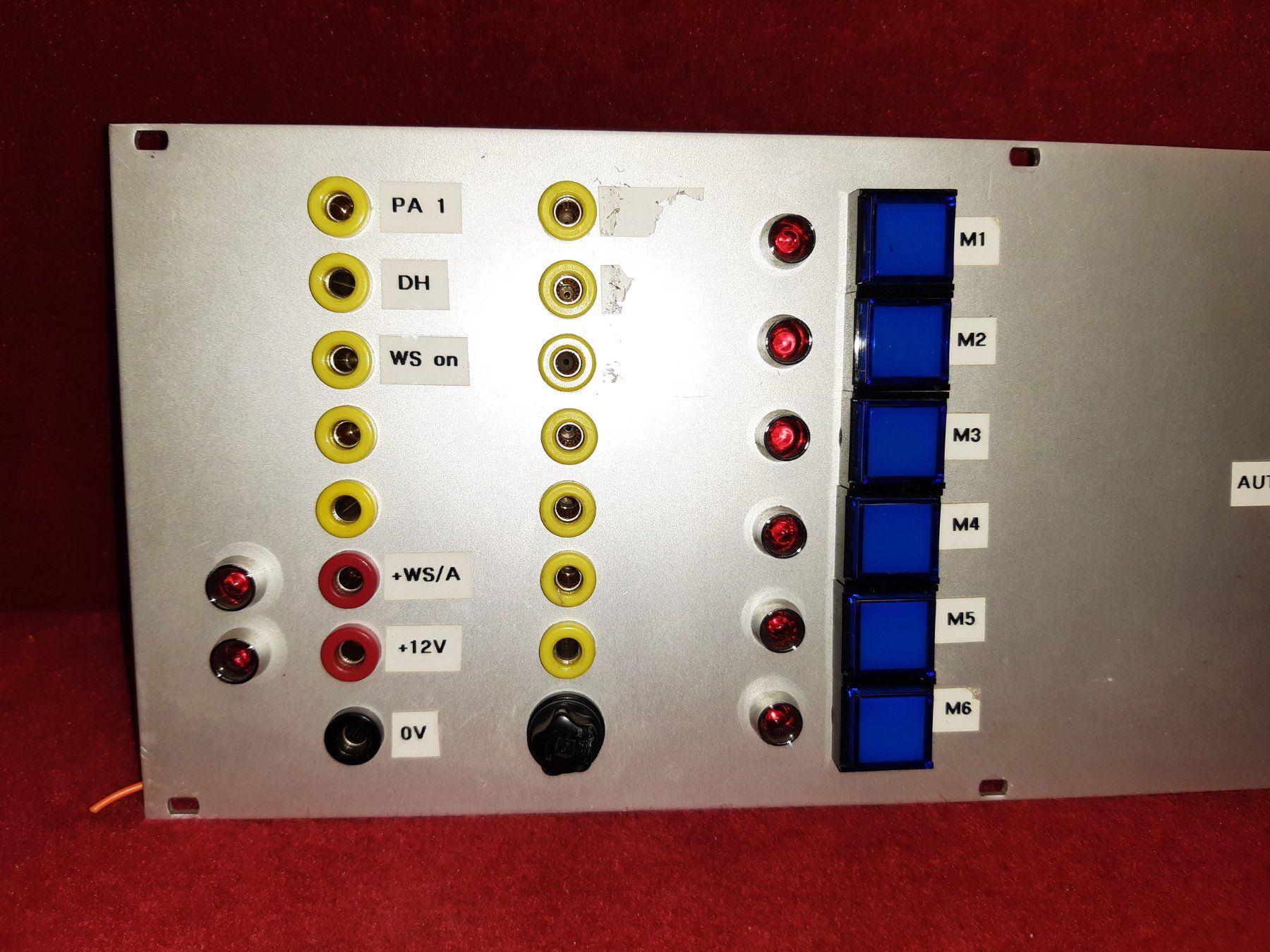 Interruttori: Frontpanel, Abdeckplatte von einem Gerät, Schalter LED's etc – Usato da Lohn-Ammannsegg venduto da Molch7 1