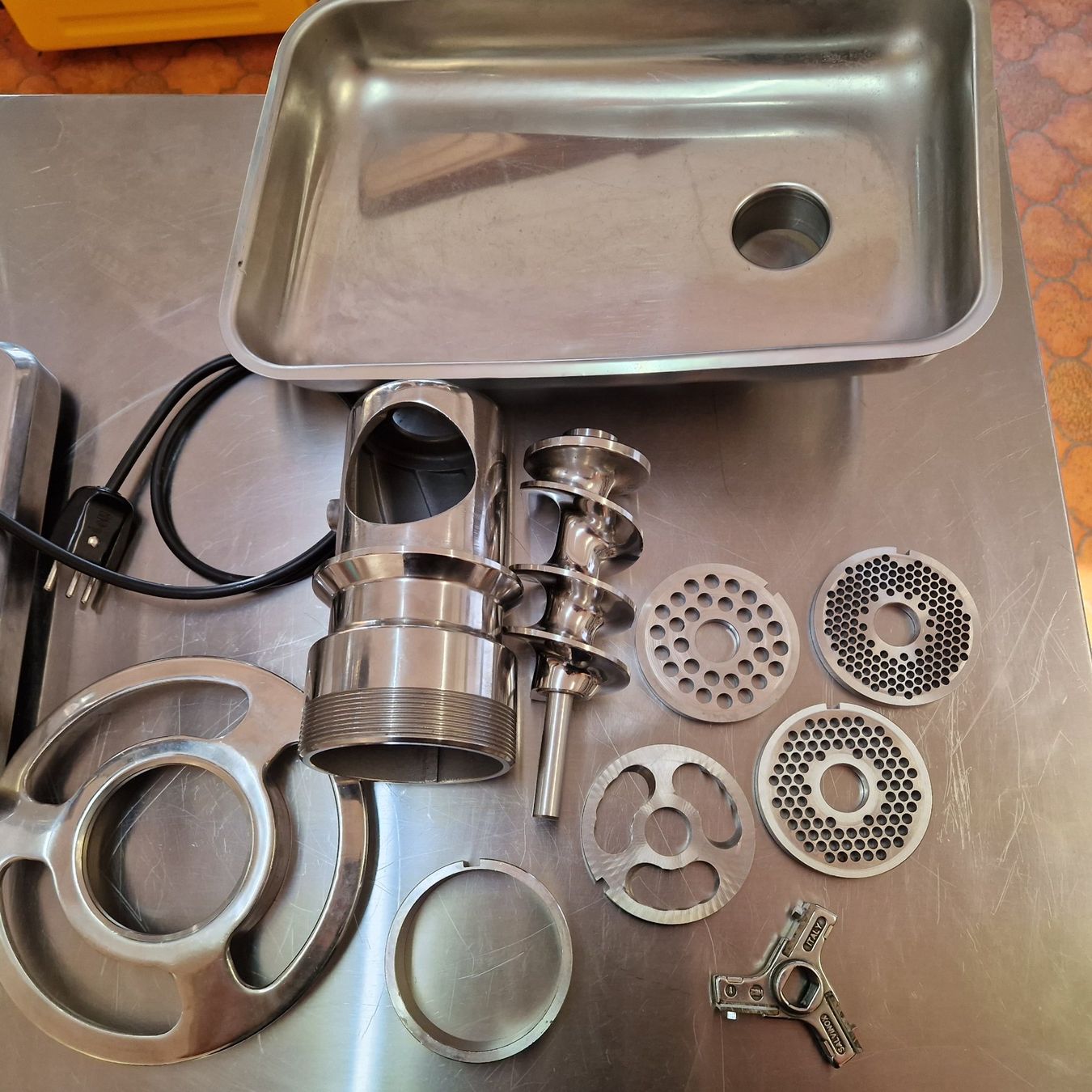 Cucine complete: Hachoir a viande professionnelle – Usato da Lamboing venduto da cfh_lk55 1