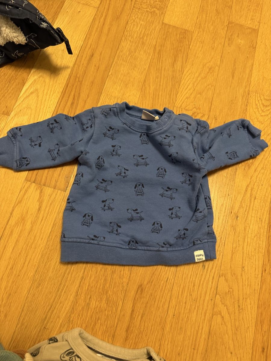 Maglioni & Felpe: Kinder Pullover hellblau Grösse 62/68 Motiv Hunde – Usato da Steinhausen venduto da NataliaRocky 1