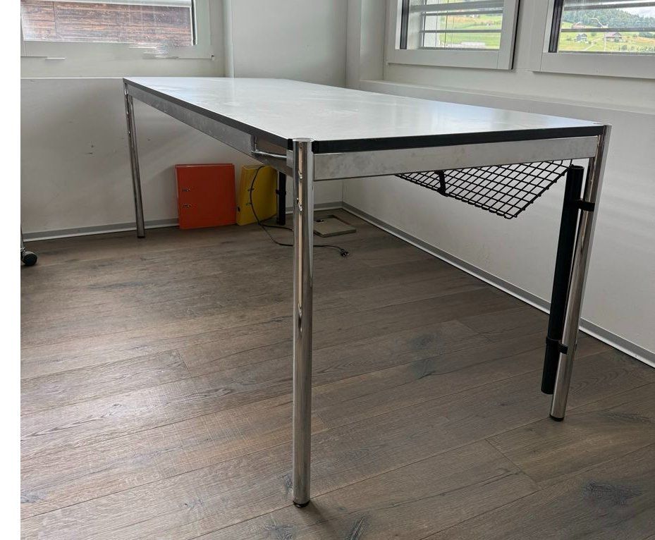 USM Scrivanie: USM Haller table blanche 200 cm x 75 cm – Usato da Bulle venduto da Kapelletti 1