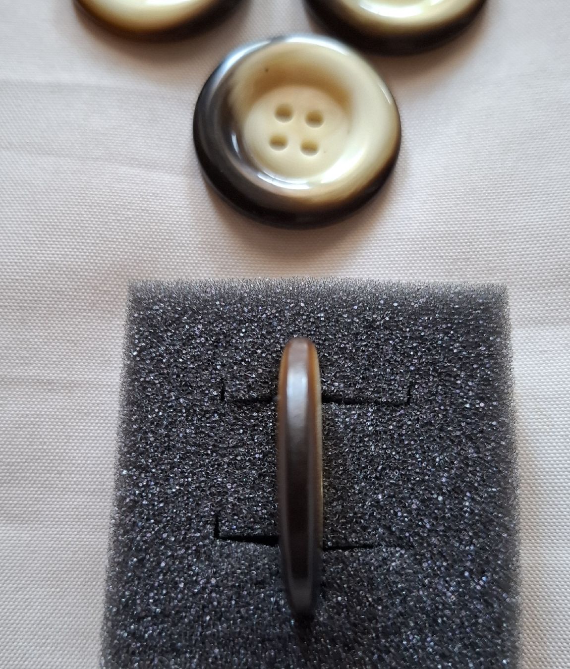 Bottoni: 4 Stück Knöpfe beige-braun, 35 mm. – Usato da Dietikon venduto da Hirschkopf 3