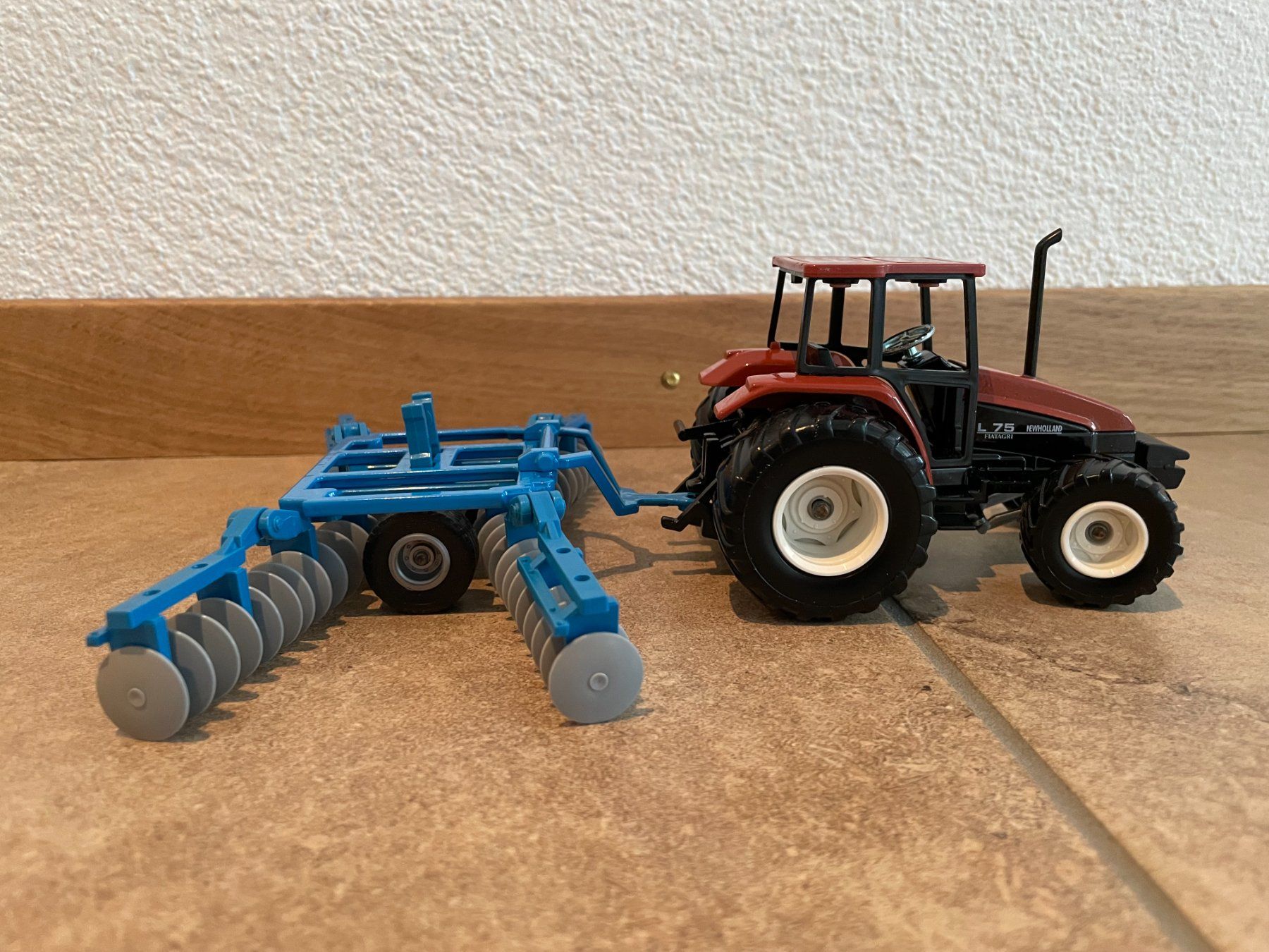 New Holland Trattori: SIKU New Holland L75 mit Scheibenegge – Nuovo e nell'imballaggio originale da Kreuzlingen venduto da Stefan1150 2