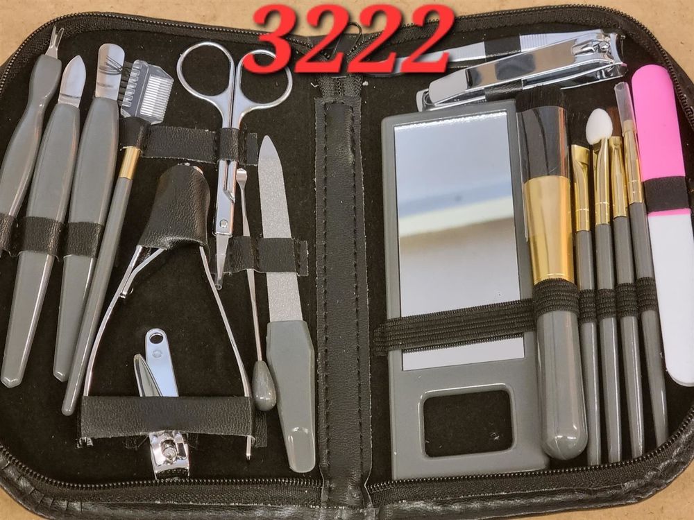 Großes zweiteiliges Maniküre Reiseset mit mindestens 18