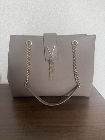 Sac à main Valentino beige avec anses chaînes doré