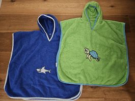 2 Frottee Badeponchos von Playshoes (3-6J)