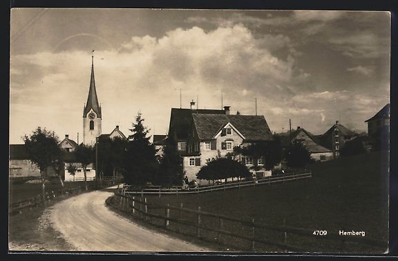Cartoline postali: AK Hemberg, Strassenpartie mit Kirche – Usato da Berlin venduto da bartko-reher