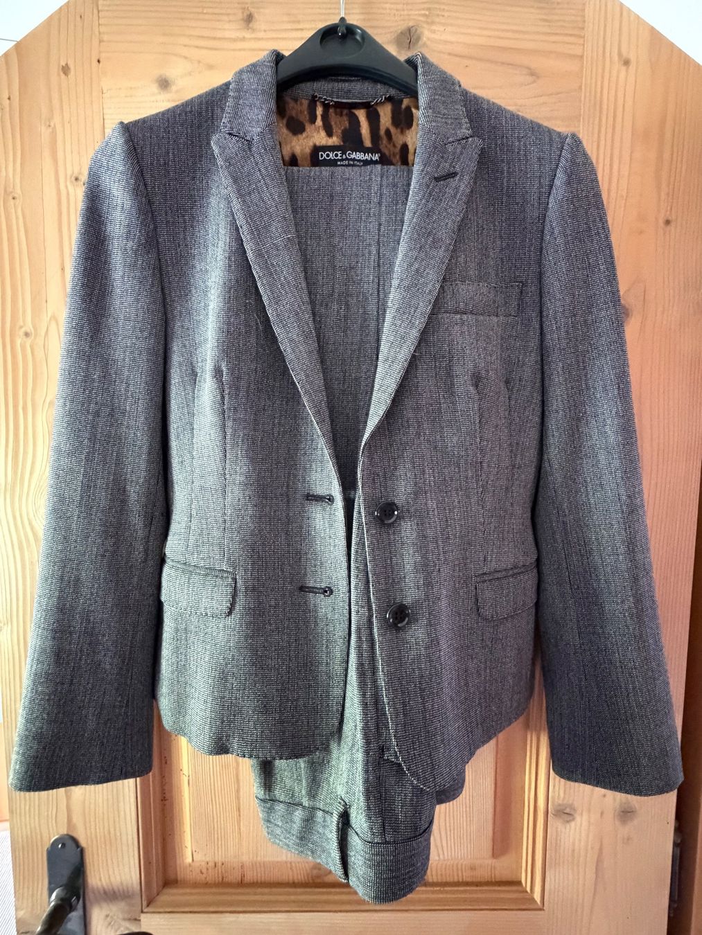 Dolce & Gabbana Completi & Tailleur: Dolce & Gabbana Anzug mit Leo Futter – Usato da Saanenmöser venduto da mel_hauswirth 1