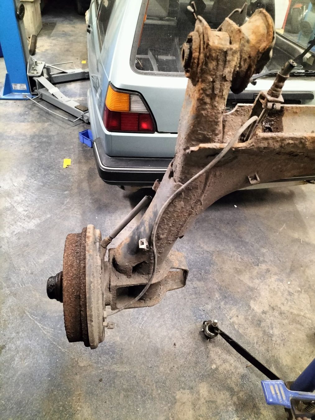 Volkswagen Alle Autoersatzteile: VW Golf 2 *Hinterachse* – Gebraucht aus Montlingen von Cram88 1